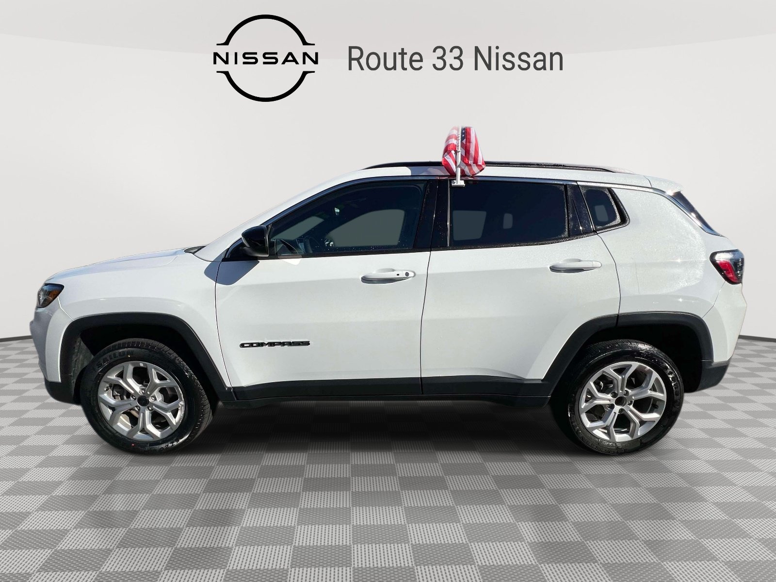 Used 2025 Jeep Compass Latitude w/ Sun & Sound Group AWD/4WD image 5
