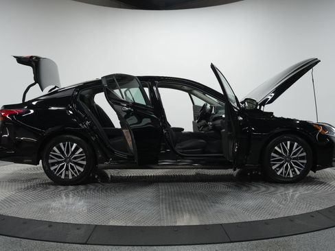 Used 2024 Nissan Altima 2.5 SV image 10