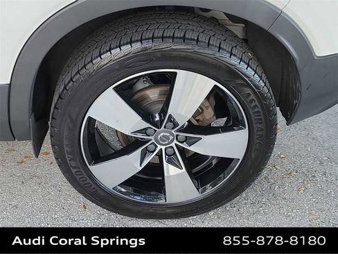 Used 2020 Volvo XC40 T4 Momentum image 8