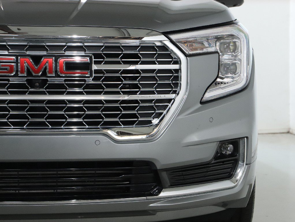 Used 2024 GMC Terrain Denali w/ Denali Premium Package AWD/4WD image 7