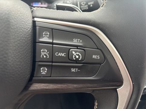 Used 2023 Jeep Grand Cherokee L Limited AWD/4WD image 31