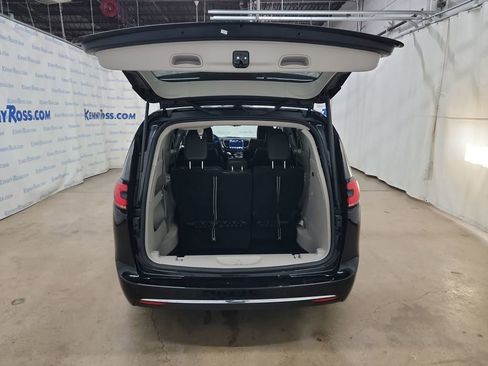 Used 2024 Chrysler Pacifica Touring-L image 14