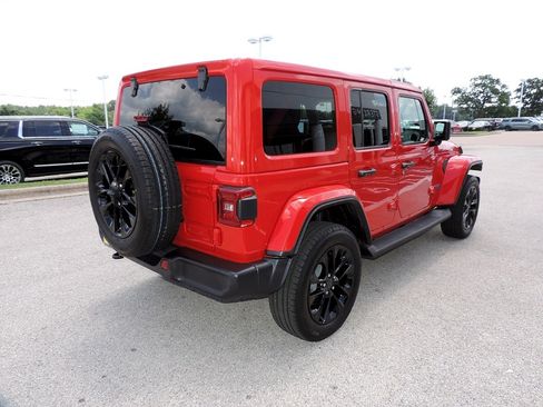 Used 2025 Jeep Wrangler Unlimited Sahara AWD/4WD image 5