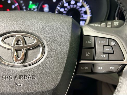 Used 2023 Toyota Highlander LE image 19