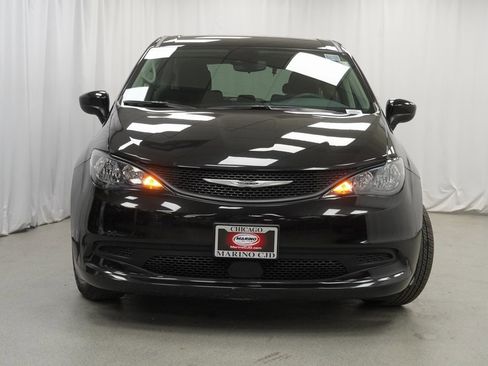 Used 2023 Chrysler Voyager LX image 7