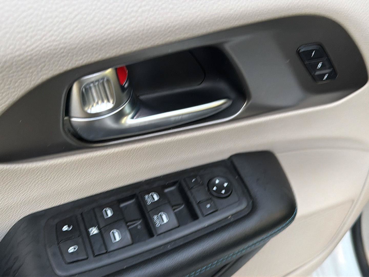 Used 2021 Chrysler Pacifica Touring-L FWD image 32