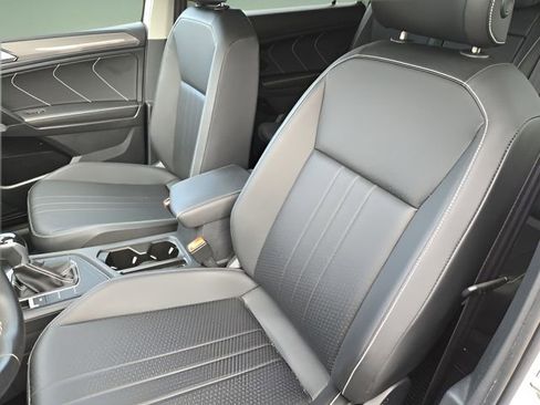 Used 2023 Volkswagen Tiguan SE w/ Panoramic Sunroof Package image 12