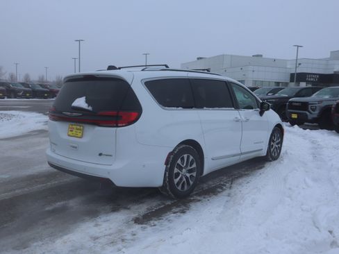 Used 2023 Chrysler Pacifica Pinnacle image 5