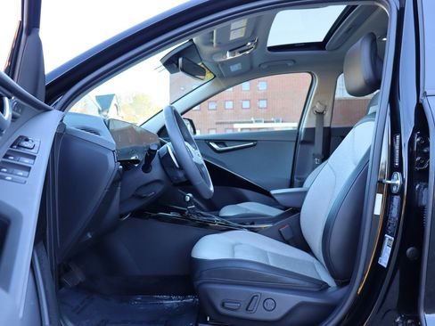 Used 2023 Kia Niro SX image 11