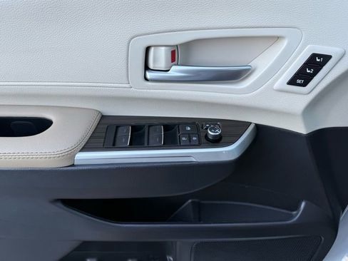 Used 2023 Toyota Sienna Limited image 31
