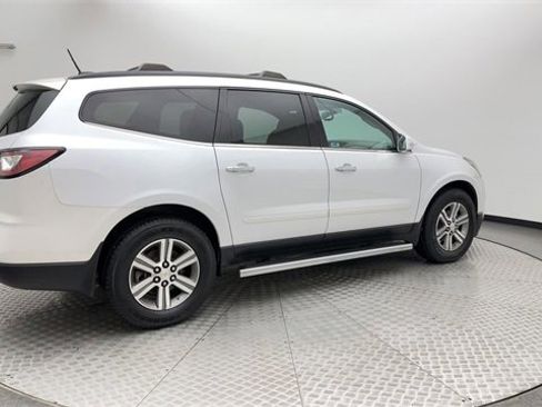 Used 2016 Chevrolet Traverse LT image 2