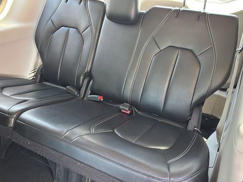 Certified 2023 Chrysler Pacifica Touring-L FWD image 23