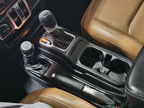 Used 2020 Jeep Gladiator Overland AWD/4WD image 31