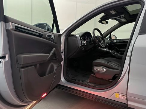 Used 2018 Porsche Cayenne Platinum Edition w/ Premium Package Plus image 16
