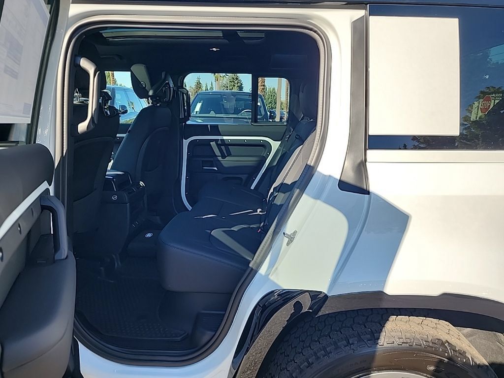 New 2026 Land Rover Defender 110 X-Dynamic SE AWD/4WD image 14