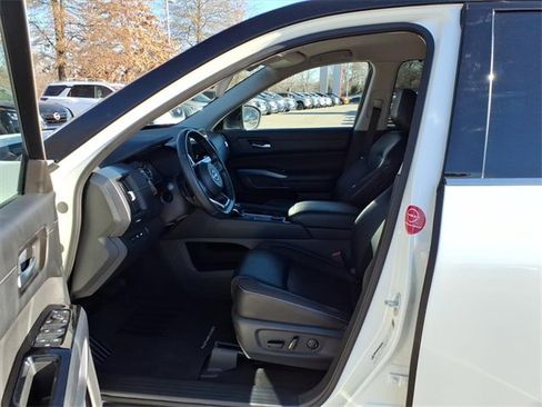 Certified 2024 Nissan Pathfinder SL image 4