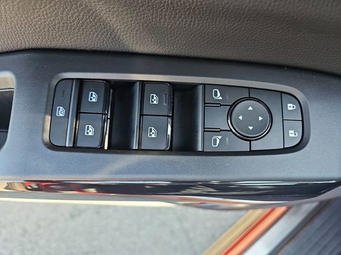 Used 2023 Nissan Pathfinder SV w/ SV Premium Package image 32