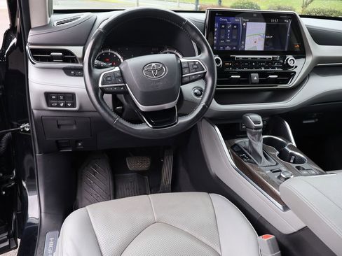 Used 2022 Toyota Highlander Limited image 24
