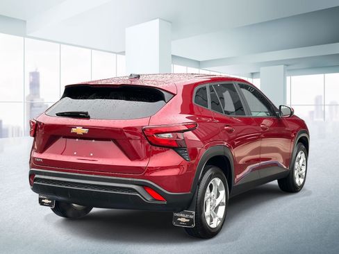 Used 2024 Chevrolet Trax LS w/ LS Convenience Package FWD image 4