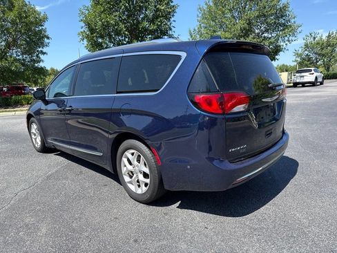 Used 2020 Chrysler Pacifica Touring-L FWD image 4