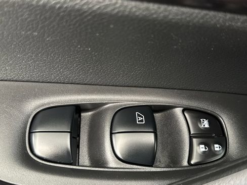 Used 2019 Nissan Rogue Sport S image 12