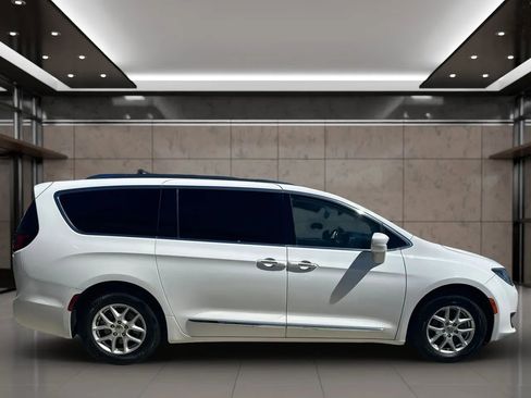 Used 2020 Chrysler Pacifica Touring-L FWD image 7