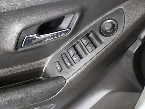 Used 2022 Chevrolet Trax LS image 29