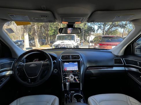 Used 2017 Ford Explorer Platinum image 36