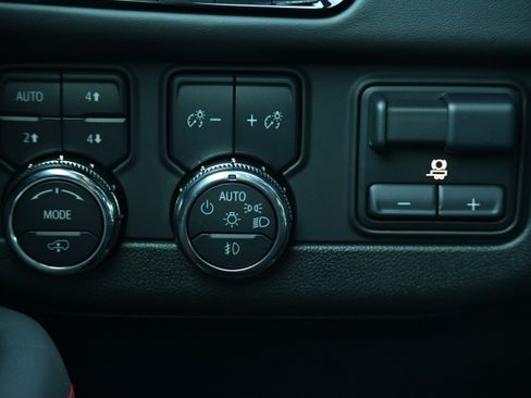 Used 2025 GMC Yukon AT4 Ultimate image 36