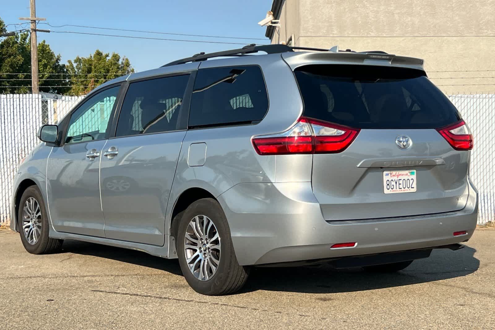 Used 2019 Toyota Sienna XLE w/ XLE Navigation Package FWD image 5