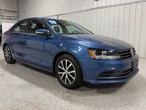 Used 2017 Volkswagen Jetta SE image 2