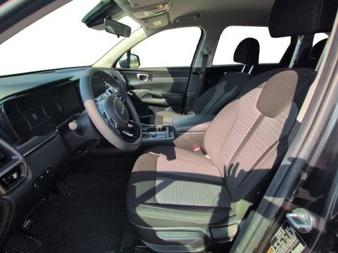 Used 2023 Kia Sorento LX image 14