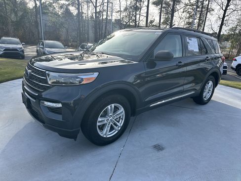 Used 2022 Ford Explorer XLT w/ Equipment Group 202A image 5
