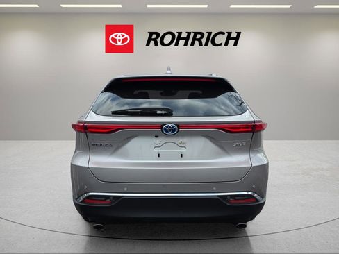 Used 2024 Toyota Venza XLE image 7