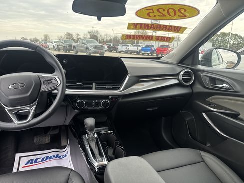 Used 2025 Chevrolet Trax ACTIV w/ Sunroof Package image 9