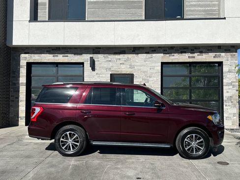 Used 2021 Ford Expedition XLT AWD/4WD image 2