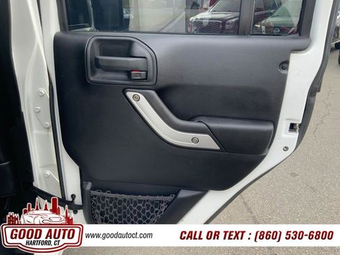 Used 2012 Jeep Wrangler Unlimited Sahara w/ Connectivity Group AWD/4WD image 10