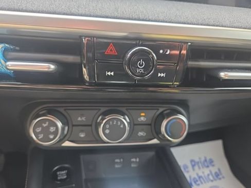 Used 2025 Nissan Kicks SV AWD/4WD image 22