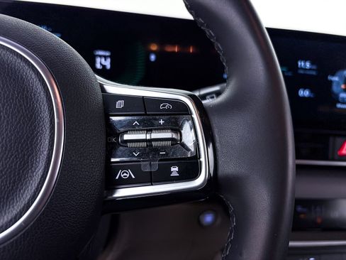 Used 2025 Kia Carnival EX image 35