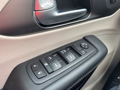 Certified 2024 Chrysler Pacifica Touring-L image 9