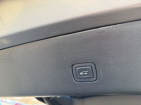 Used 2018 Chevrolet Traverse LT image 23