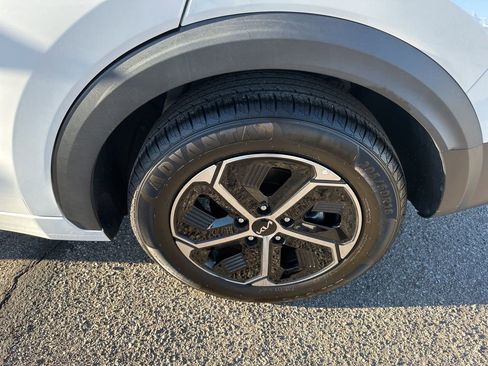 Used 2024 Kia Niro EX image 12