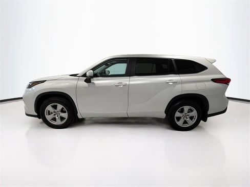Certified 2023 Toyota Highlander L image 4