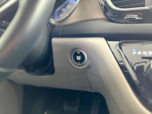Used 2019 Chrysler Pacifica Touring-L FWD image 68