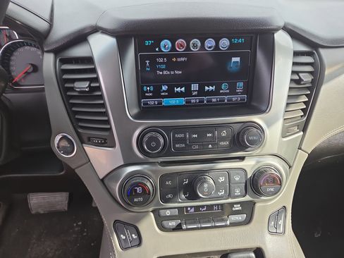 Used 2018 Chevrolet Suburban LT image 31