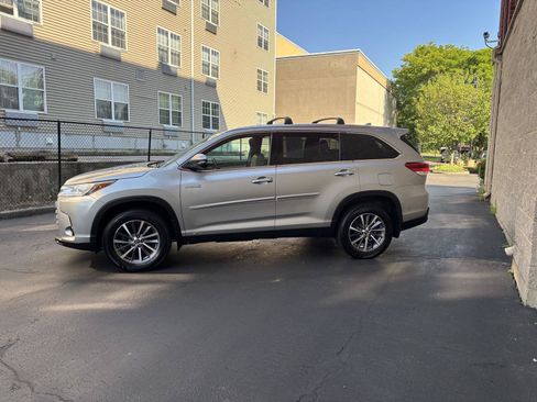Used 2019 Toyota Highlander XLE AWD/4WD image 3