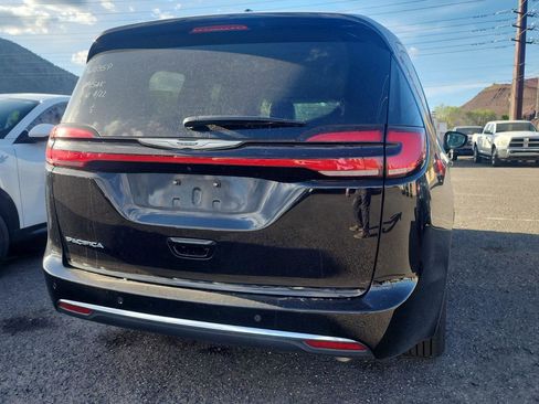 Certified 2024 Chrysler Pacifica Touring-L FWD image 3