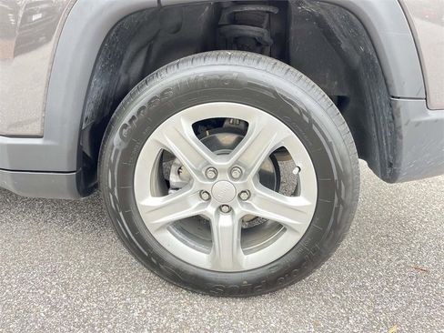 Used 2024 Jeep Compass Latitude image 10