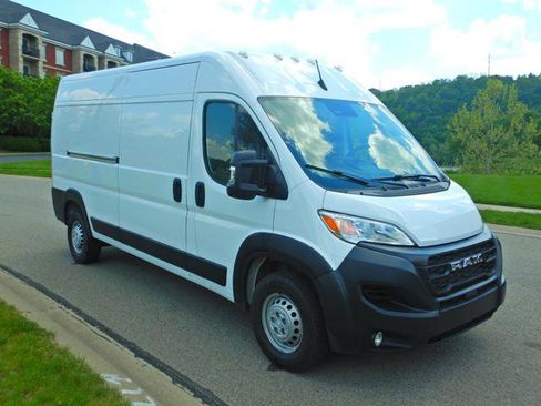Used 2024 RAM ProMaster 2500 w/ Convenience Group FWD image 2