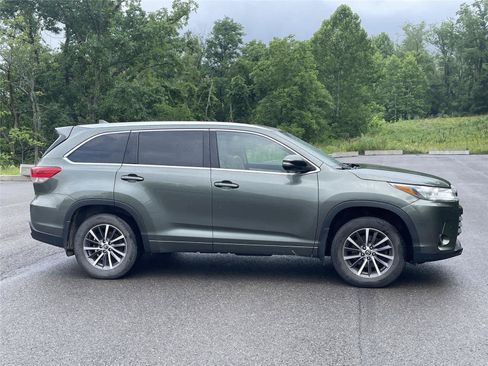 Used 2018 Toyota Highlander XLE AWD/4WD image 4
